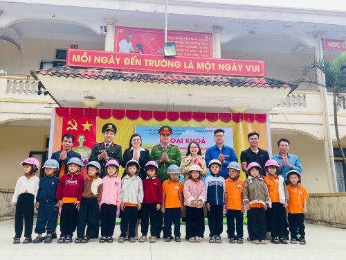 TRƯỜNG TH&THCS KỲ NAM TỔ CHỨC HOẠT ĐỘNG NGOẠI KHÓA : “ATGT ĐƯỜNG BỘ – PHÒNG CHỐNG BẮT CÓC ONLINE – KHÔNG MỘT MÌNH, CÙNG NHAU AN TOÀN TRỰC TUYẾN – NÓI KHÔNG VỚI BẠO LỰC HỌC ĐƯỜNG – TRAO MŨ BẢO HIỂM CHO HỌC SINH LỚP 1”