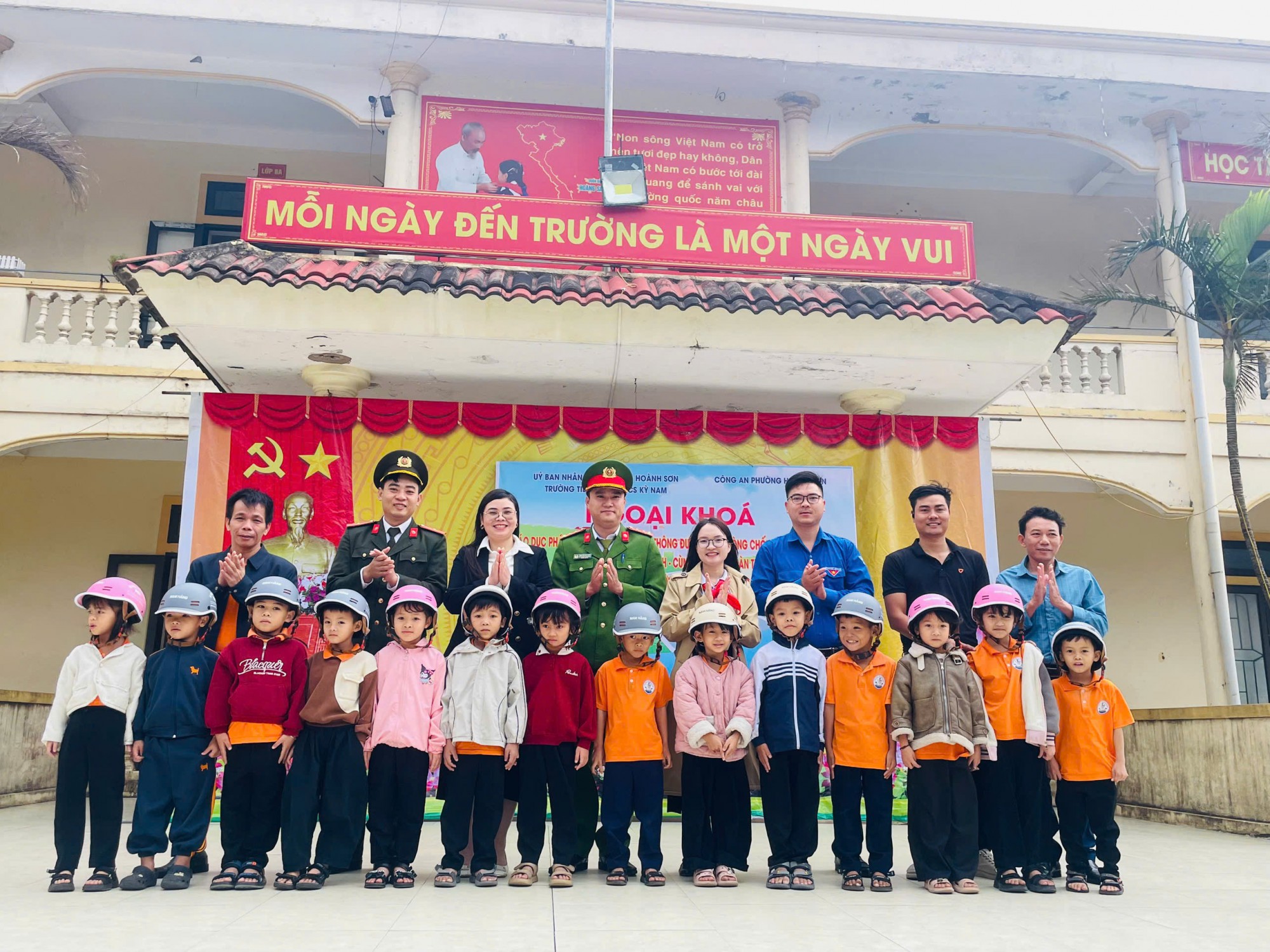 TRƯỜNG TH&THCS KỲ NAM TỔ CHỨC HOẠT ĐỘNG NGOẠI KHÓA : “ATGT ĐƯỜNG BỘ – PHÒNG CHỐNG BẮT CÓC ONLINE – KHÔNG MỘT MÌNH, CÙNG NHAU AN TOÀN TRỰC TUYẾN – NÓI KHÔNG VỚI BẠO LỰC HỌC ĐƯỜNG – TRAO MŨ BẢO HIỂM CHO HỌC SINH LỚP 1”