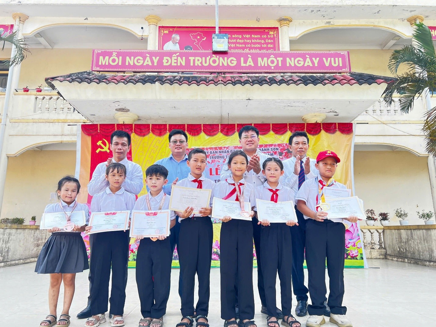 TRƯỜNG TH&THCS KỲ NAM TỔ CHỨC “LỄ TỔNG KẾT NĂM HỌC 2025 - 2026” VÀ “LỄ RA TRƯỜNG CHO HỌC SINH LỚP 9".
